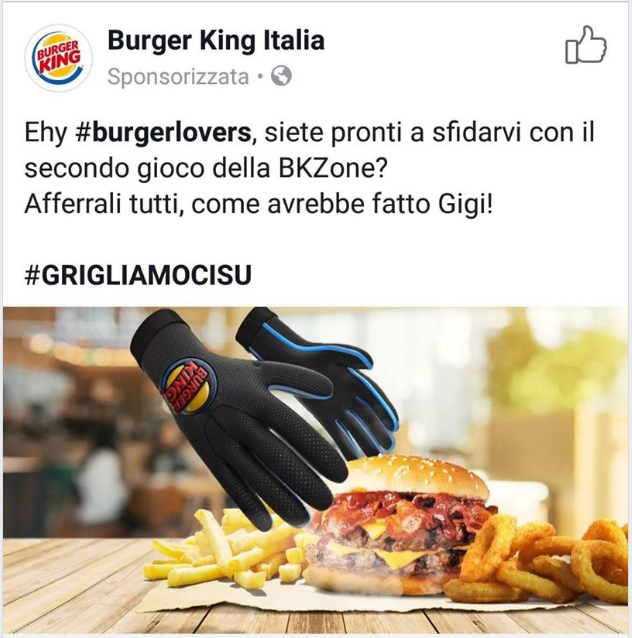 i guanti usati per mangiare un hamburger